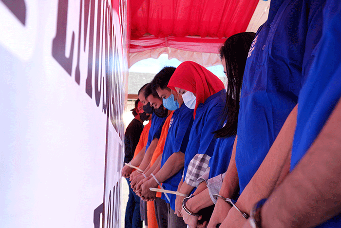 Sejumlah barang bukti narkoba berbagai jenis dan para tersangka dihadirkan dalam pemusnahan narkoba di Mapolda Sulsel, Makassar, Rabu (10/8/2022).