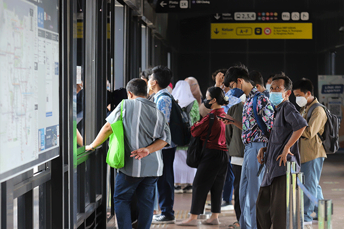 Penumpang menunggu kedatangan bus TransJakarta di Halte CSW, Jakarta Selatan, Kamis (11/8/2022).