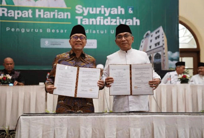 Menteri Perdagangan Zulkifli Hasan bersama Ketua Umum Pengurus Besar Nahdlatul Ulama (PBNU) Yahya Cholil Staquf menandatangani nota kesepahaman.