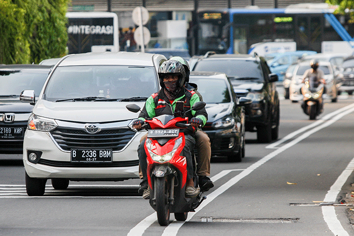 Pengendara ojek online (Ojol) saat melintas di kawasan Jakarta Selatan, Kamis (11/8/2022).
