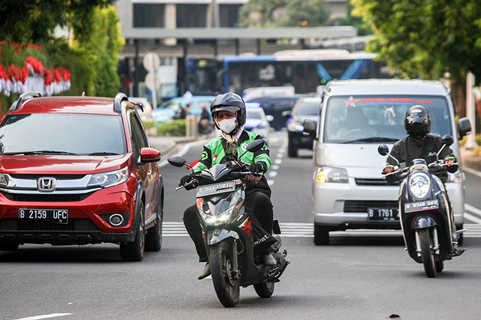 Pengendara ojek online (Ojol) saat melintas di kawasan Jakarta Selatan, Kamis (11/8/2022).