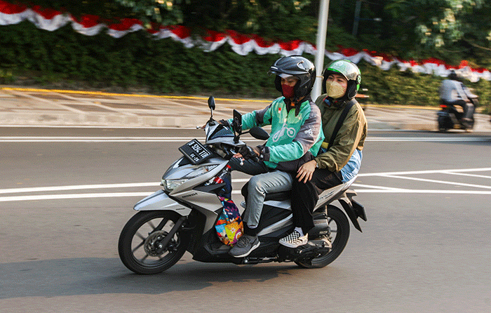 Pengendara ojek online (Ojol) saat melintas di kawasan Jakarta Selatan, Kamis (11/8/2022).