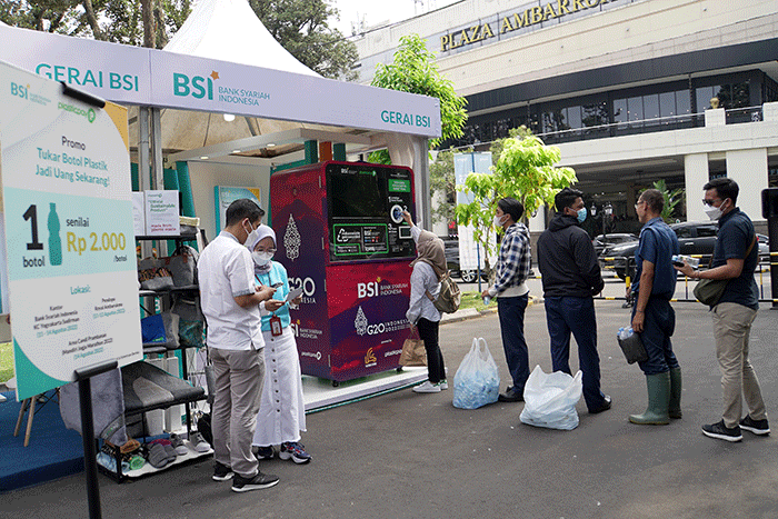 Para peserta Mandiri Jogja Marathon 2022 dan pengunjung Plaza Ambarukmo antusias menukarkan botol plastik dengan saldo tabungan BSI.
