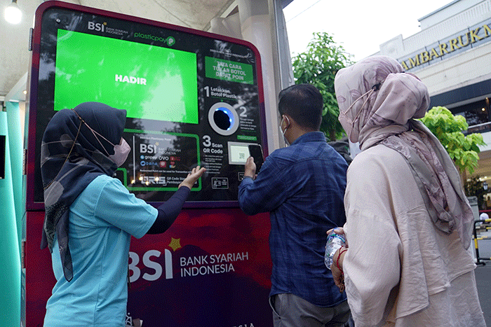 Para peserta Mandiri Jogja Marathon 2022 dan pengunjung Plaza Ambarukmo antusias menukarkan botol plastik dengan saldo tabungan BSI.