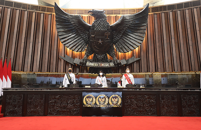 Sejumlah pegawai melakukan gladi kotor persiapan pidato presiden di Kompleks Parlemen, Senayan, Jakarta, Jumat (12/8/2022).