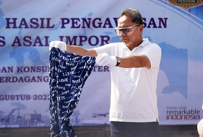 Menteri Perdagangan Zulkifli Hasan melakukan pemusnahan pakaian bekas yang diduga asal impor di kawasan pergudangan Gracia, Karawang.