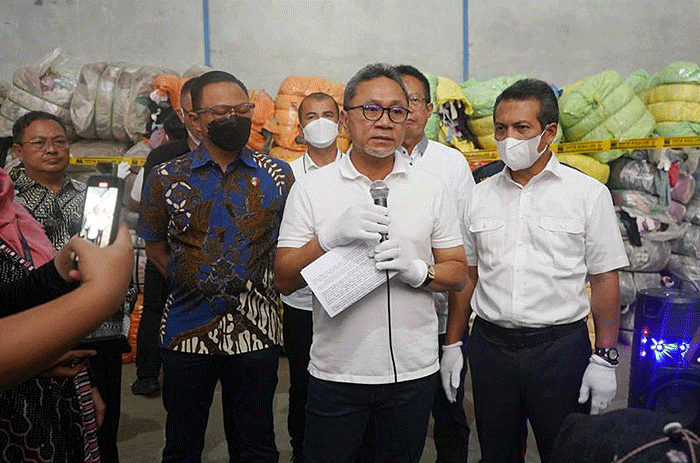 Menteri Perdagangan Zulkifli Hasan melakukan pemusnahan pakaian bekas yang diduga asal impor di kawasan pergudangan Gracia, Karawang.
