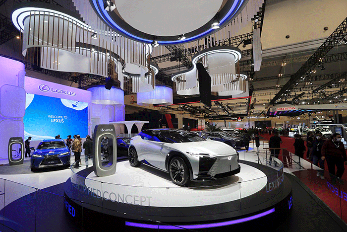 Pengunjung melihat mobil listik di Ajang Gaikindo Indonesia International Auto Show (GIIAS) 2022, ICE BSD, Tangerang, Banten, Kamis (11/8/2022).
