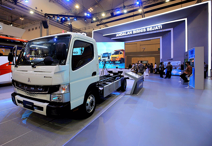 Pengunjung melihat mobil listik di Ajang Gaikindo Indonesia International Auto Show (GIIAS) 2022, ICE BSD, Tangerang, Banten, Kamis (11/8/2022).