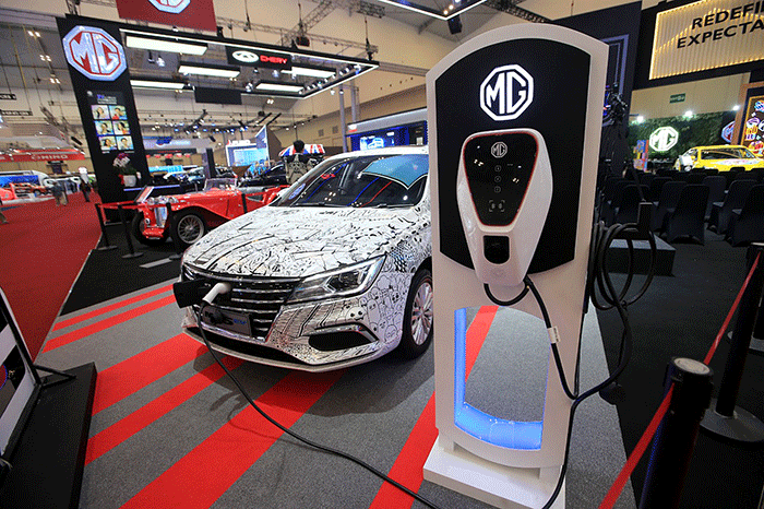 Pengunjung melihat mobil listik di Ajang Gaikindo Indonesia International Auto Show (GIIAS) 2022, ICE BSD, Tangerang, Banten, Kamis (11/8/2022).