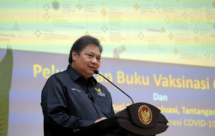 Menteri Koordinator Bidang Perekonomian Airlangga Hartarto dalam acara Peluncuran Buku Laporan Vaksinasi Covid-19.