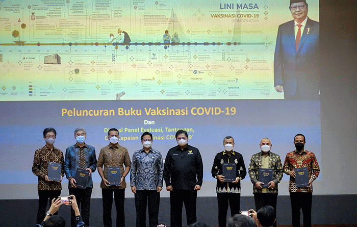 Menteri Koordinator Bidang Perekonomian Airlangga Hartarto dalam acara Peluncuran Buku Laporan Vaksinasi Covid-19.