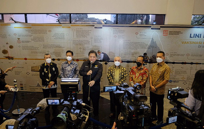 Menteri Koordinator Bidang Perekonomian Airlangga Hartarto dalam acara Peluncuran Buku Laporan Vaksinasi Covid-19.