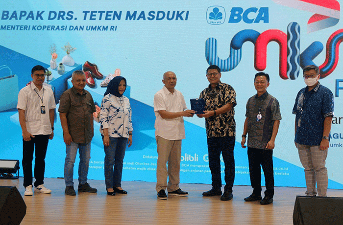 Penyerahan Simbolisasi Kegiatan Bca Umkm Fest 2022