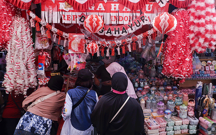 Warga memilih pernak-pernik untuk perayaan Hari Kemerdekaan ke-77 Republik Indonesia di Pasar Jatinegara, Jakarta Timur, Sabtu (13/8/2022).