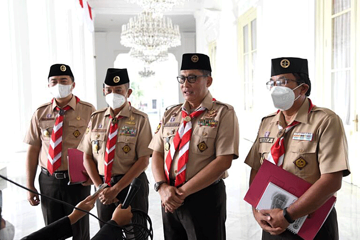 Presiden Joko Widodo menerima kunjungan perwakilan Kwartir Nasional (Kwarnas) Gerakan Pramuka di Istana Merdeka, Jakarta, Jumat (12/8/2022).