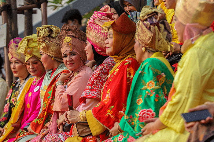 Sejumlah peserta dari berbagai komunitas mengenakan kebaya saat penyelenggaraan Parade Kebaya Nusantara di Anjungan Sarinah, Jakarta Pusat.