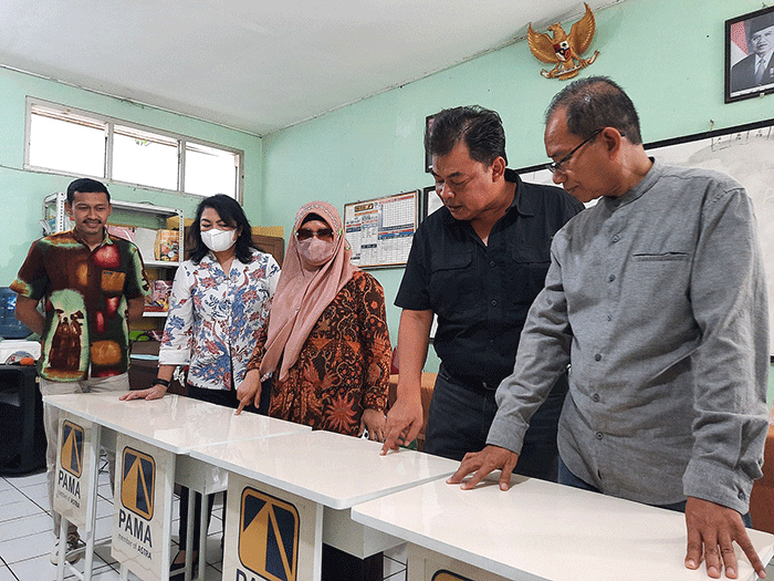 Penyerahan bantuan alat sekolah berupa 20 set meja dan kursi buatan produk UMKM binaan YDBA.