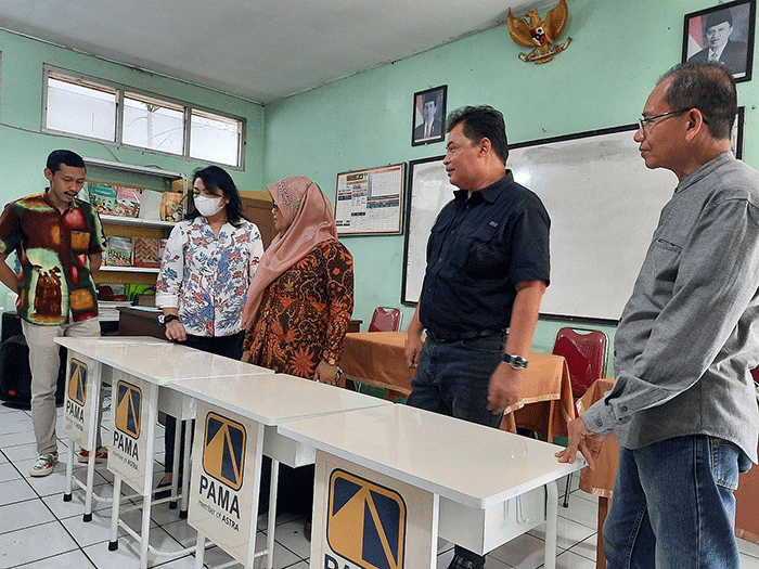 Penyerahan bantuan alat sekolah berupa 20 set meja dan kursi buatan produk UMKM binaan YDBA.