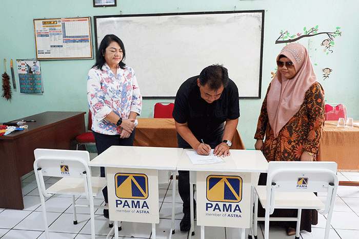 Penyerahan bantuan alat sekolah berupa 20 set meja dan kursi buatan produk UMKM binaan YDBA.