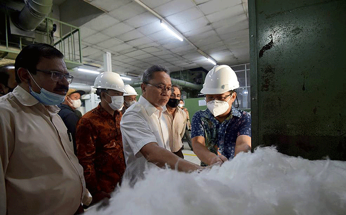 Menteri Perdagangan Zulkifli Hasan melepas ekspor produk tekstil PT Kewalram di Sumedang, Jawa Barat, Sabtu (13/8/2022).