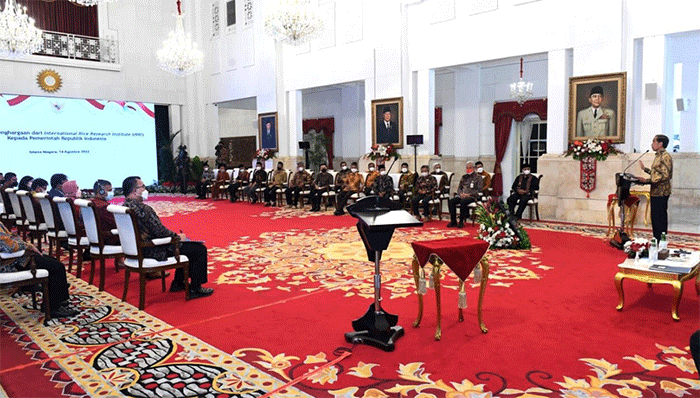 Presiden Joko Widodo didampingi Menteri Pertanian Syahrul Yasin Limpo saat acara penyerahan penghargaan dari IRRI kepada pemerintah Republik Indonesia.