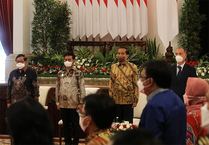 Presiden Joko Widodo didampingi Menteri Pertanian Syahrul Yasin Limpo saat acara penyerahan penghargaan dari IRRI kepada pemerintah Republik Indonesia.