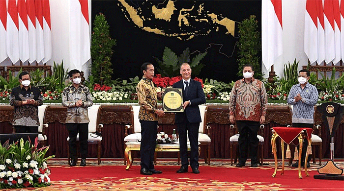 Presiden Joko Widodo didampingi Menteri Pertanian Syahrul Yasin Limpo saat acara penyerahan penghargaan dari IRRI kepada pemerintah Republik Indonesia.