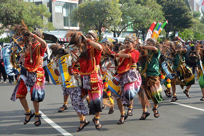 Aksi ribuan seniman tradisional menampilkan tari kuda lumping kolosal di kawasan car free day (CFD) Simpang Lima Semarang, Jawa Tengah, Minggu (14/8/2022).