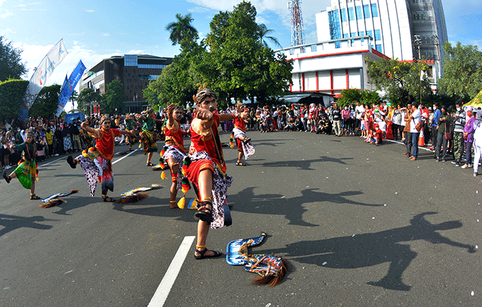 Aksi ribuan seniman tradisional menampilkan tari kuda lumping kolosal di kawasan car free day (CFD) Simpang Lima Semarang, Jawa Tengah, Minggu (14/8/2022).