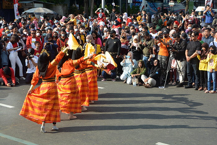 Aksi ribuan seniman tradisional menampilkan tari kuda lumping kolosal di kawasan car free day (CFD) Simpang Lima Semarang, Jawa Tengah, Minggu (14/8/2022).