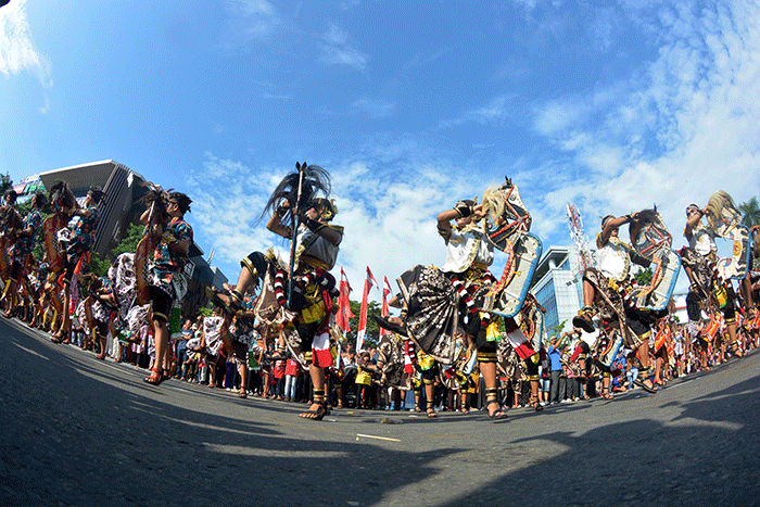 Aksi ribuan seniman tradisional menampilkan tari kuda lumping kolosal di kawasan car free day (CFD) Simpang Lima Semarang, Jawa Tengah, Minggu (14/8/2022).