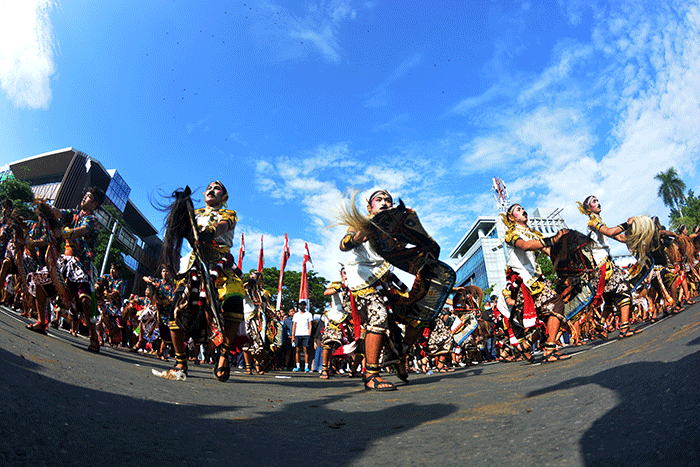 Aksi ribuan seniman tradisional menampilkan tari kuda lumping kolosal di kawasan car free day (CFD) Simpang Lima Semarang, Jawa Tengah, Minggu (14/8/2022).