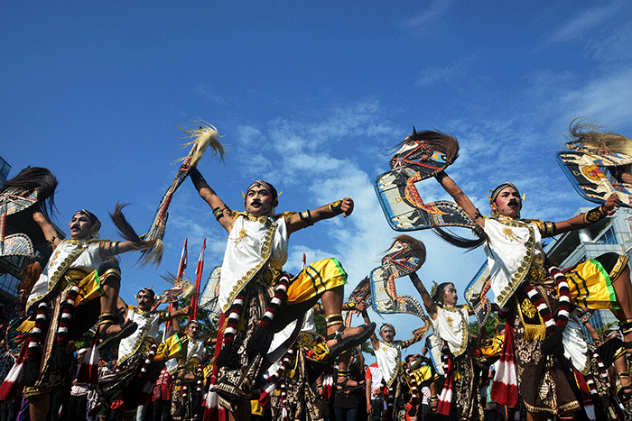 Aksi ribuan seniman tradisional menampilkan tari kuda lumping kolosal di kawasan car free day (CFD) Simpang Lima Semarang, Jawa Tengah, Minggu (14/8/2022).