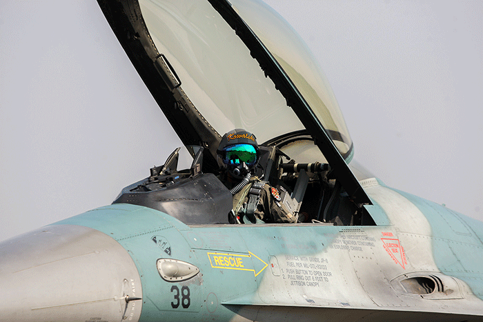 Sejumlah Penerbang pesawat tempur F-16 bersiap sebelum melakukan flypast di Terminal Selatan, Halim Perdanakusuma, Minggu (14/8/2022).