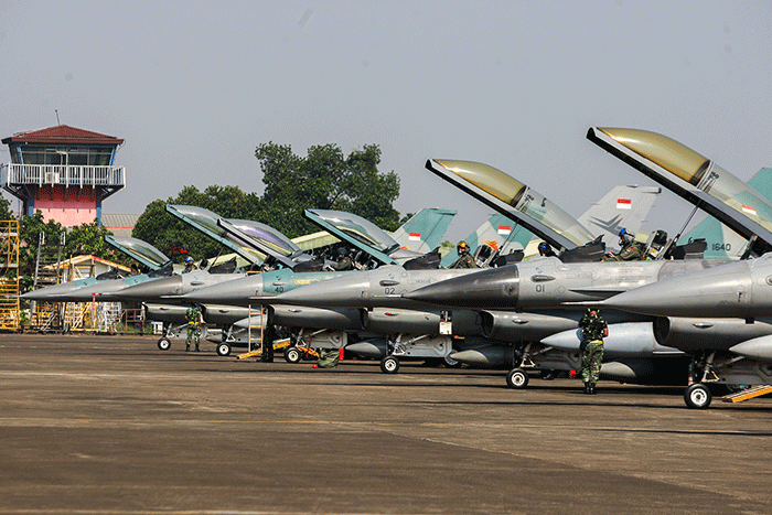 Sejumlah Penerbang pesawat tempur F-16 bersiap sebelum melakukan flypast di Terminal Selatan, Halim Perdanakusuma, Minggu (14/8/2022).