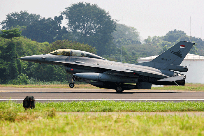 Sejumlah Penerbang pesawat tempur F-16 bersiap sebelum melakukan flypast di Terminal Selatan, Halim Perdanakusuma, Minggu (14/8/2022).