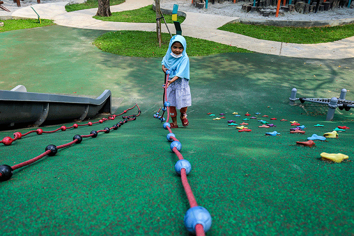 Sejumlah warga beraktivitas di Tebet Eco Park, Jakarta Selatan, Senin (15/8/2022).