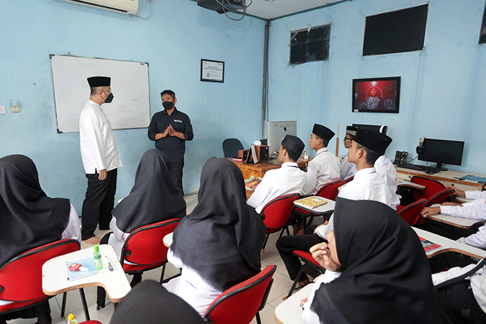 Program pendidikan dan pelatihan vokasi di Rumah Gemilang Indonesia milik LAZNAS Al Azhar untuk program studi Fotografi, Videografi dan Aplikasi Perkantoran.