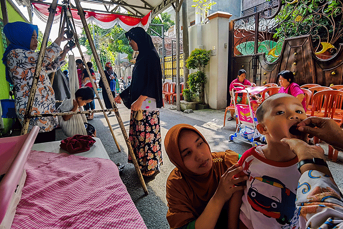 Antusias para ibu datang ke posyandu untuk mengecek kesehatan anaknya dalam perkembangan dan pertumbungan sang anak di Jakarta Selatan, Senin (15/8/2022).