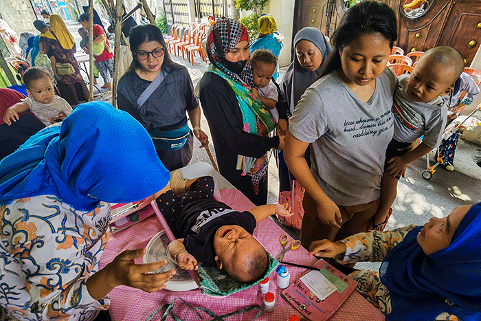 Antusias para ibu datang ke posyandu untuk mengecek kesehatan anaknya dalam perkembangan dan pertumbungan sang anak di Jakarta Selatan, Senin (15/8/2022).