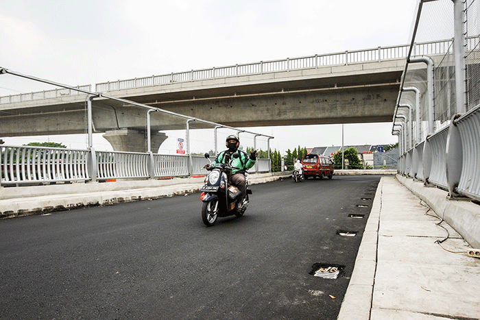 Pengendara melintasi Jembatan Pengganti Antilope di Kota Bekasi, Selasa (16/8/2022).