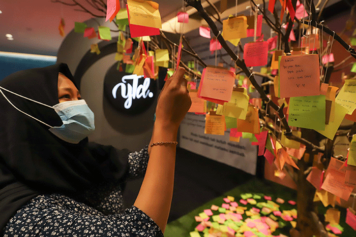 Pengunjung melihat instalasi seni yang dipamerkan pada Pop Art Jakarta di Senayan Park, Jakarta Selatan, Selasa (16/8/2022).