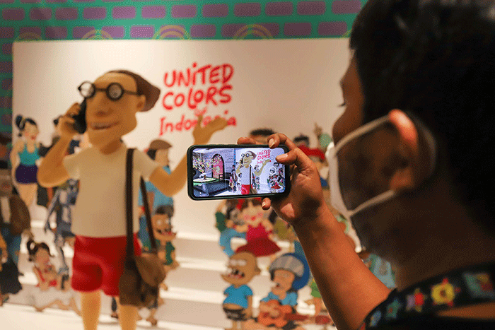 Pengunjung melihat instalasi seni yang dipamerkan pada Pop Art Jakarta di Senayan Park, Jakarta Selatan, Selasa (16/8/2022).