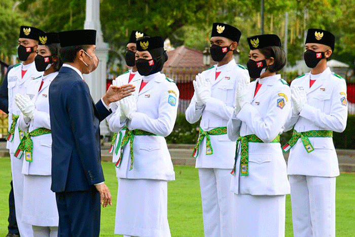 Presiden Joko Widodo mengukuhkan 68 pelajar SMA menjadi anggota Pasukan Pengibar Bendara Pusaka (Paskibraka) Tahun 2022.