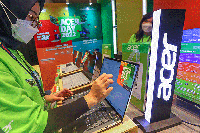 Pengunjung saat melihat produk di Stand Acer Indonesia yang Ikut andil bagian secara langsung dalam Indonesia Retail Summit 2022 di Gedung Sarinah.