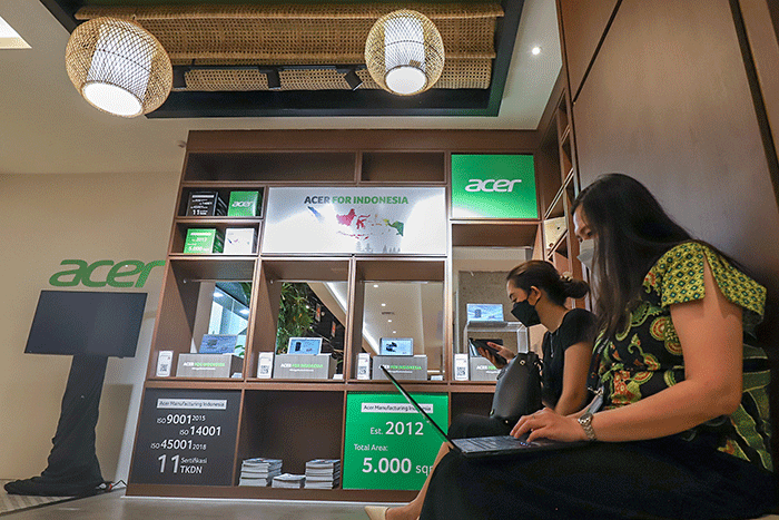 Pengunjung saat melihat produk di Stand Acer Indonesia yang Ikut andil bagian secara langsung dalam Indonesia Retail Summit 2022 di Gedung Sarinah.