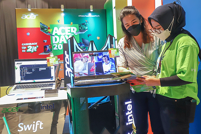 Pengunjung saat melihat produk di Stand Acer Indonesia yang Ikut andil bagian secara langsung dalam Indonesia Retail Summit 2022 di Gedung Sarinah.