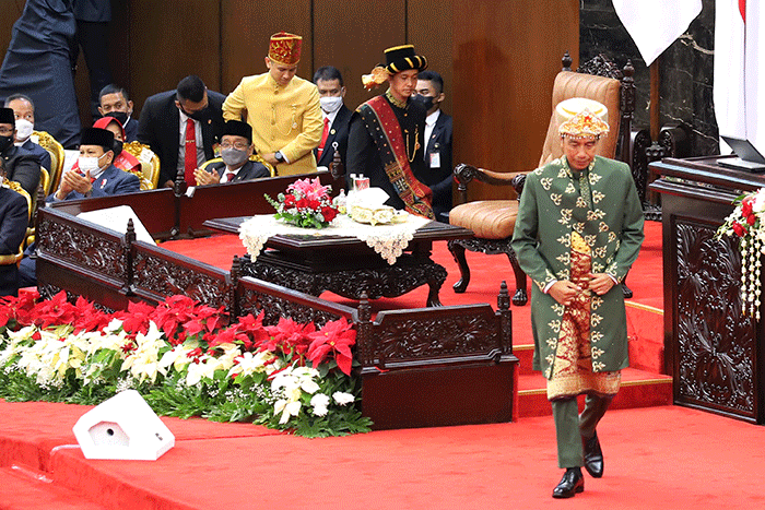Presiden Joko Widodo mengenakan pakaian adat Baju Paksian asal Provinsi Bangka Belitung saat menghadiri Sidang Tahunan MPR.