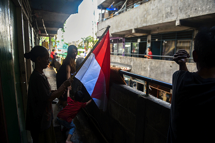Pemerintah Kota Palembang secara simbolis membagikan 10 ribu bendera merah putih kepada warga di Simpang Lima DPRD Sumsel Palembang, Senin (15/8/2022).